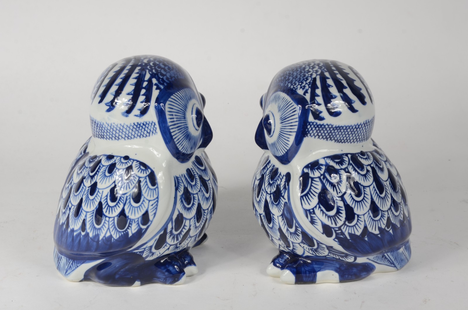 Duas estatuetas de porcelana azul e branca representando corujas. - foto 3 de 6