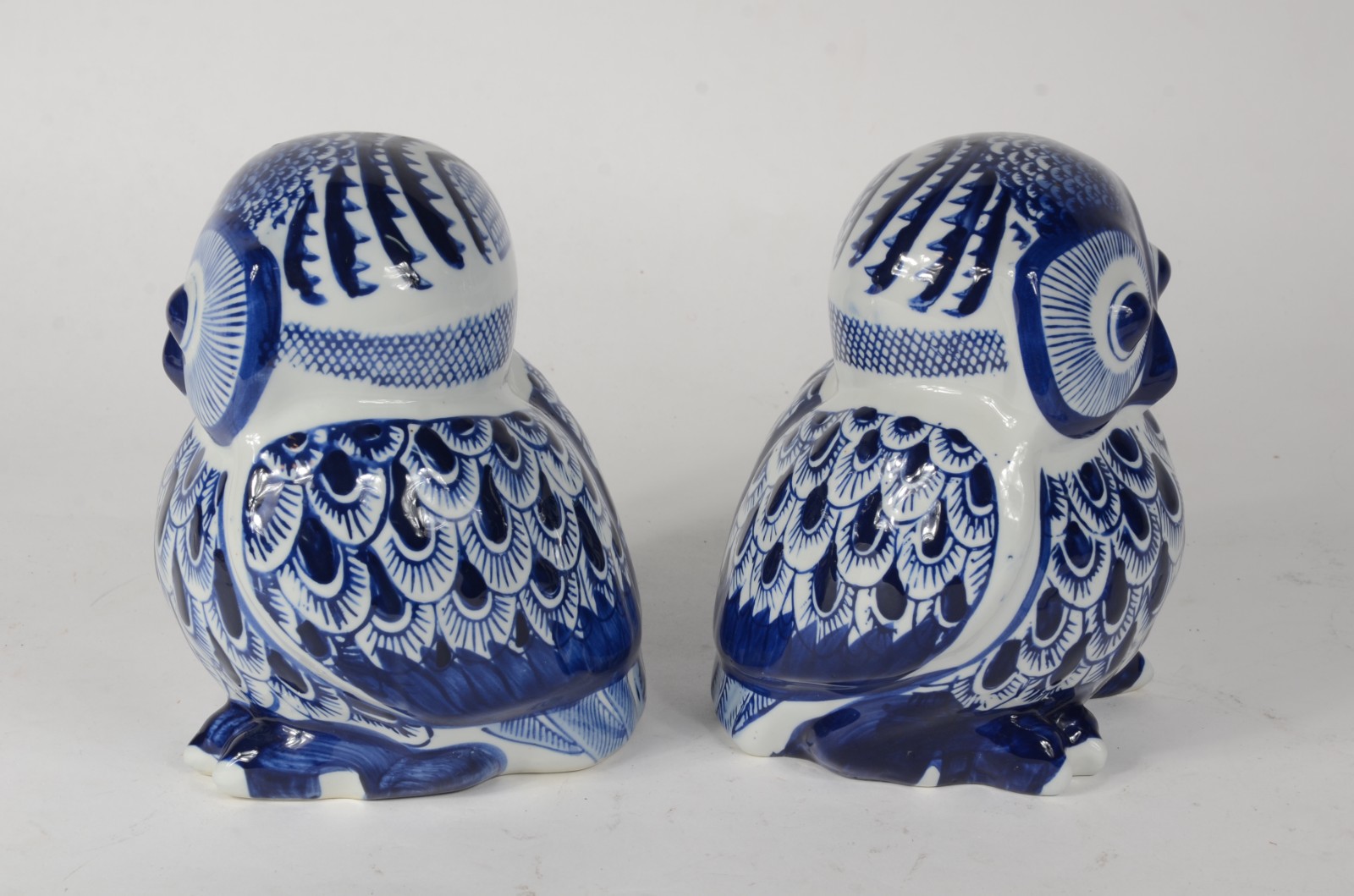 Duas estatuetas de porcelana azul e branca representando corujas. - foto 4 de 6