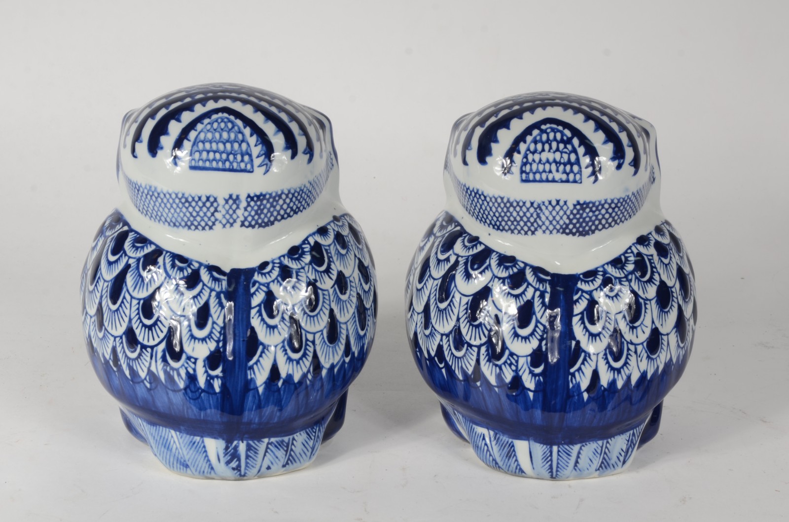 Duas estatuetas de porcelana azul e branca representando corujas. - foto 5 de 6
