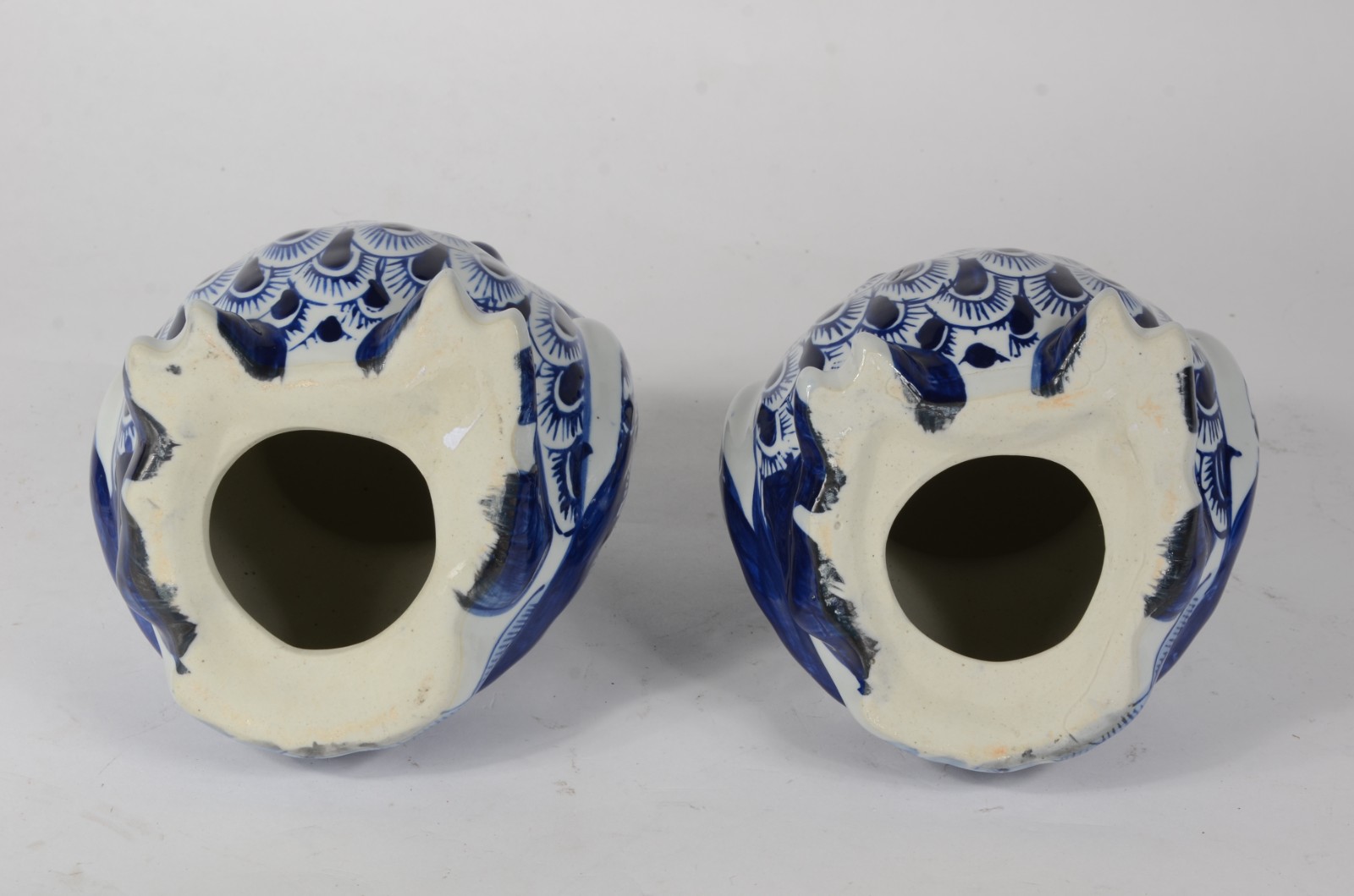 Duas estatuetas de porcelana azul e branca representando corujas. - foto 6 de 6