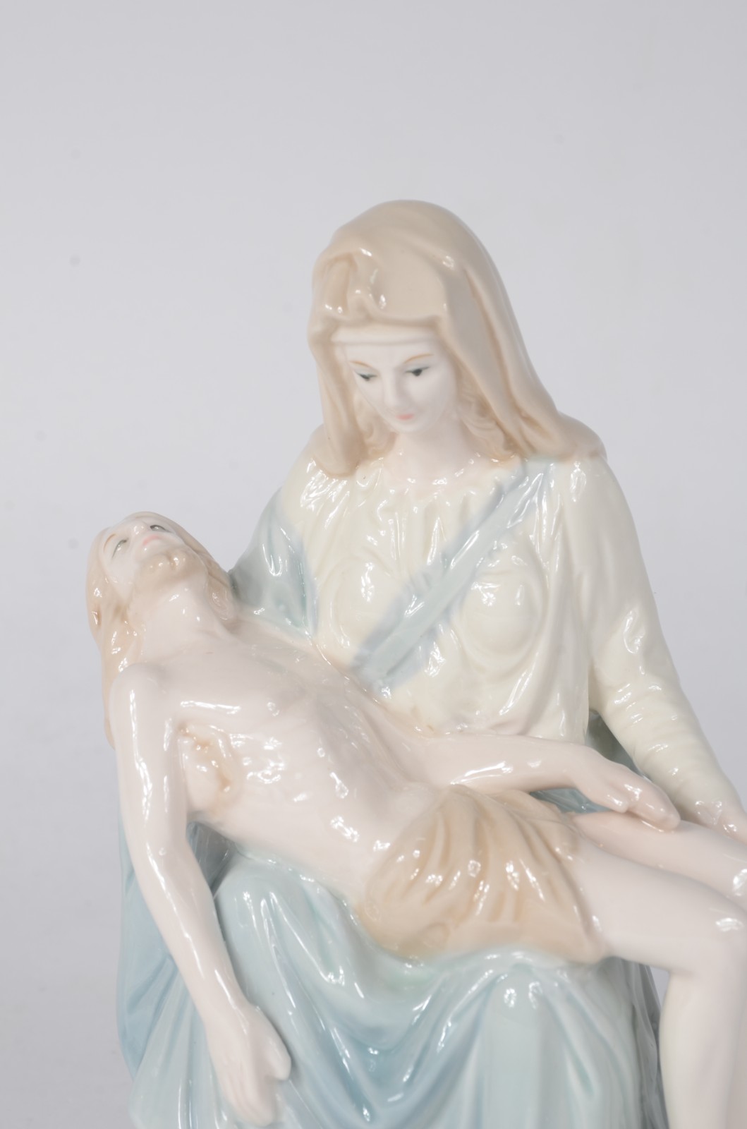 Estatueta de porcelana policromada representando "Pietá". - foto 2 de 8