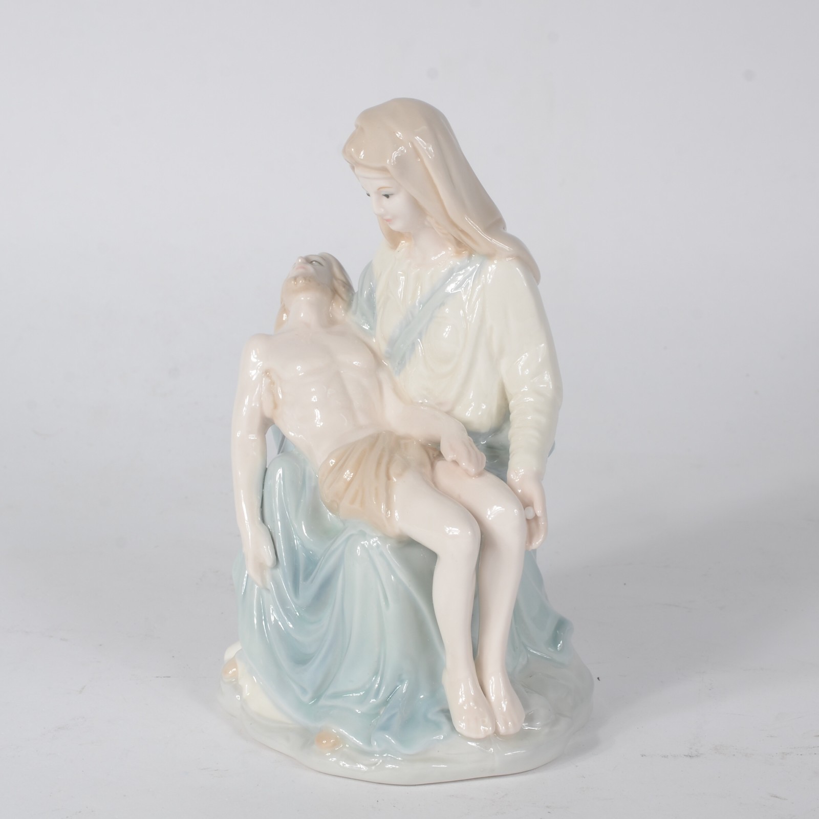 Estatueta de porcelana policromada representando "Pietá". - foto 3 de 8