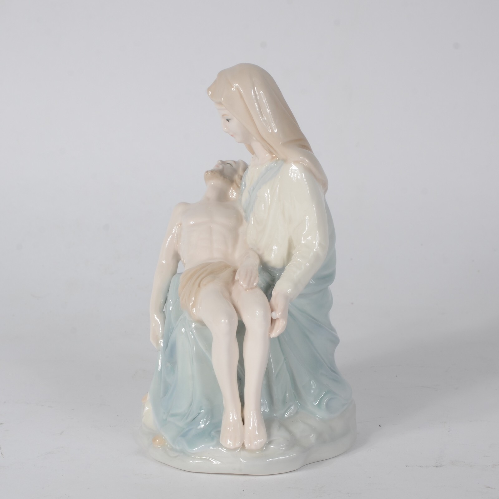 Estatueta de porcelana policromada representando "Pietá". - foto 4 de 8