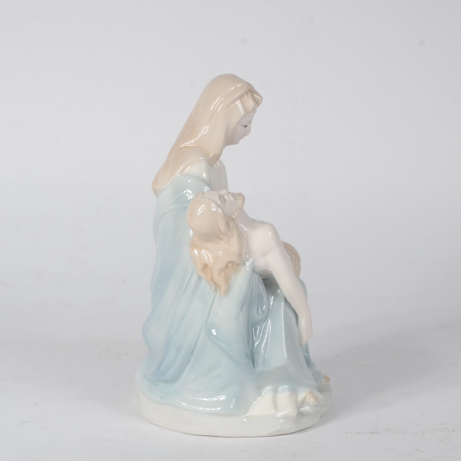 Estatueta de porcelana policromada representando "Pietá". - foto 5 de 8