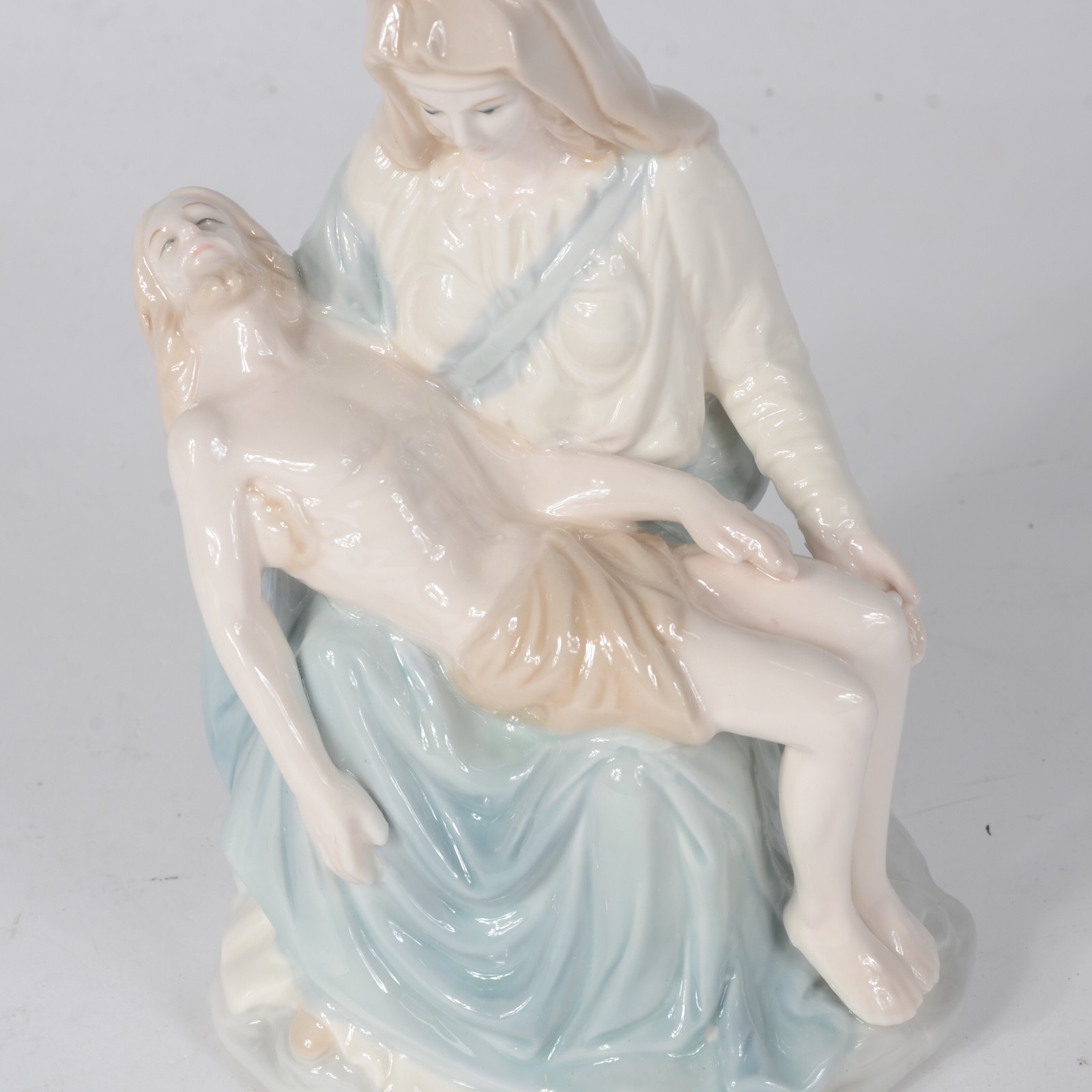 Estatueta de porcelana policromada representando "Pietá". - foto 7 de 8