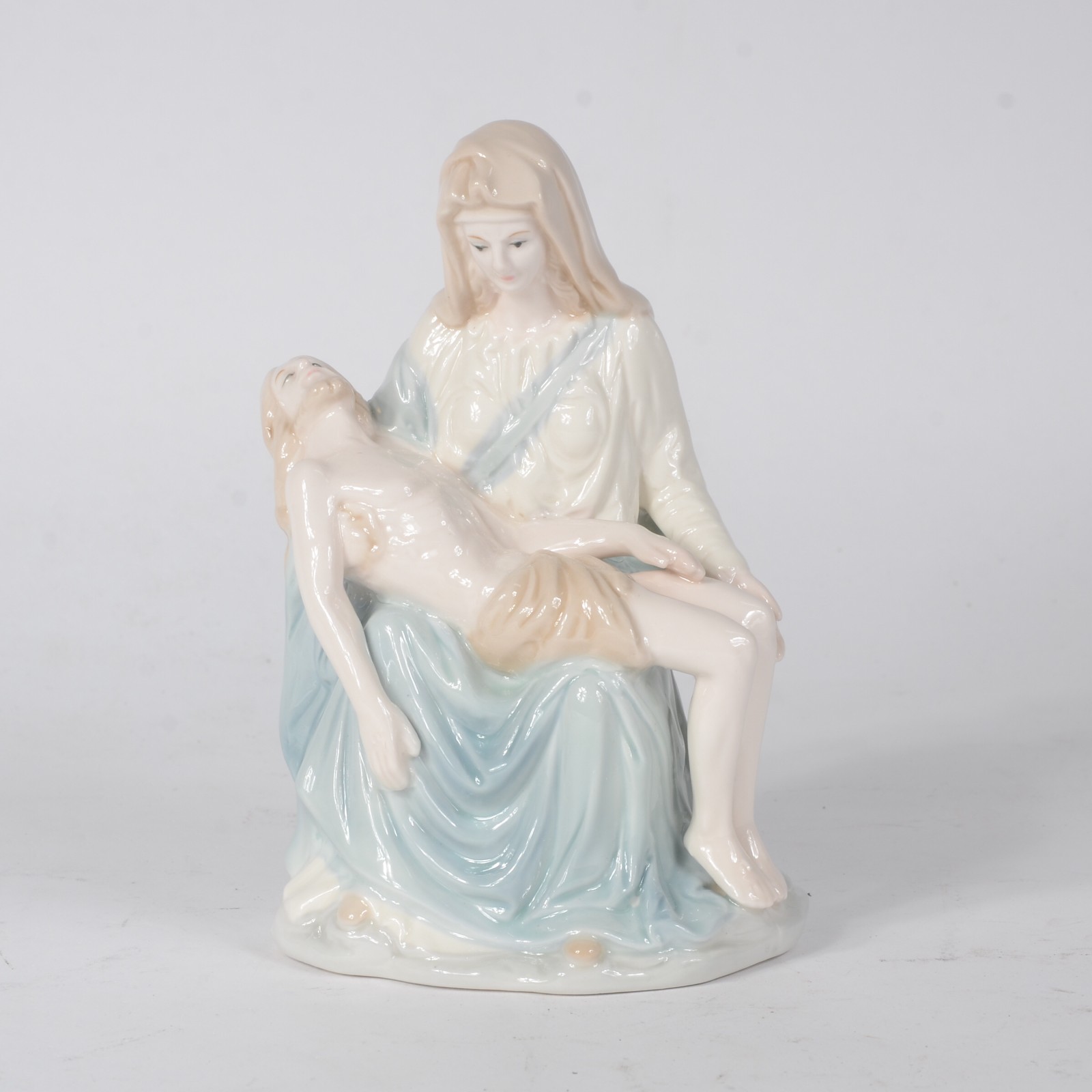 Estatueta de porcelana policromada representando "Pietá". - foto 1 de 8