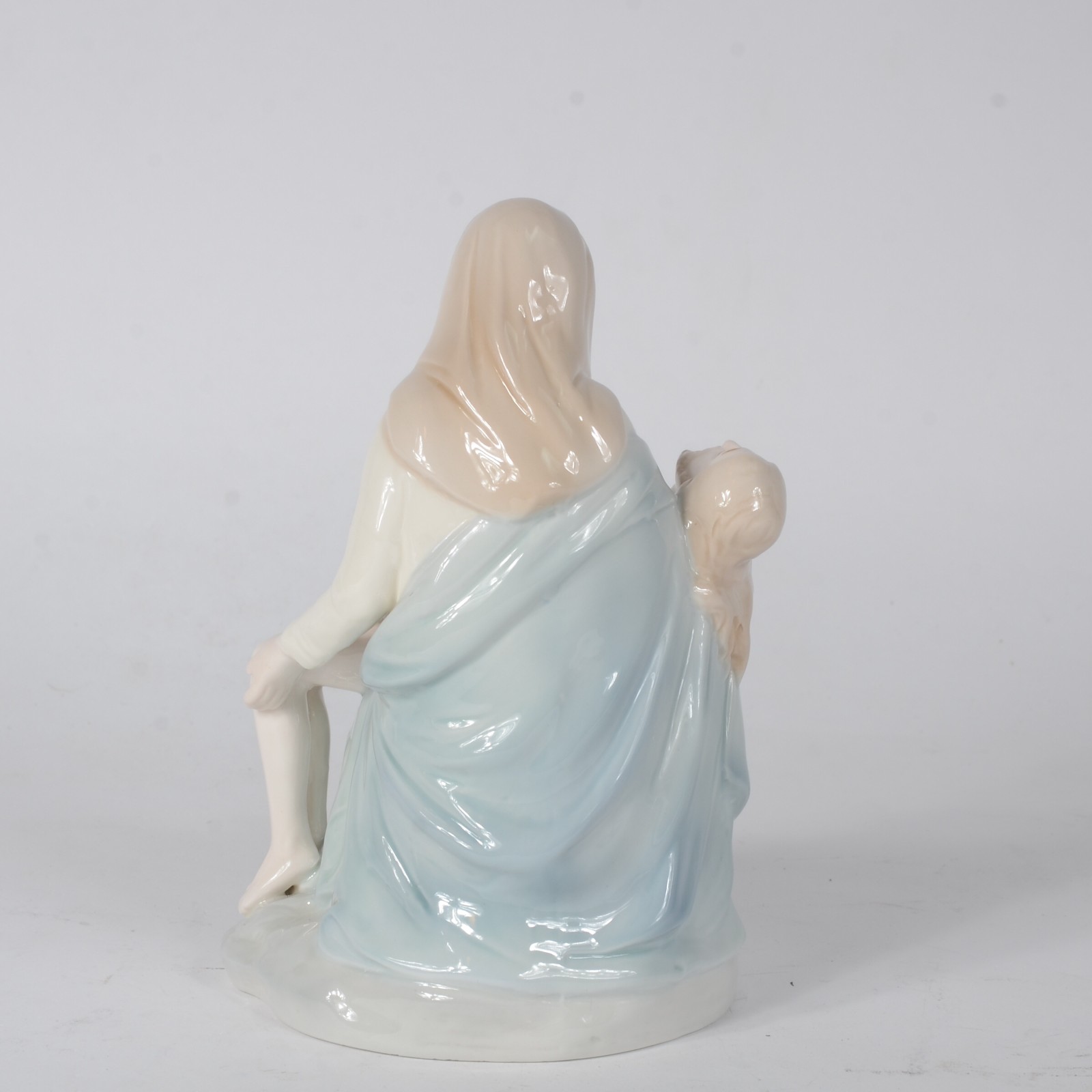 Estatueta de porcelana policromada representando "Pietá". - foto 8 de 8
