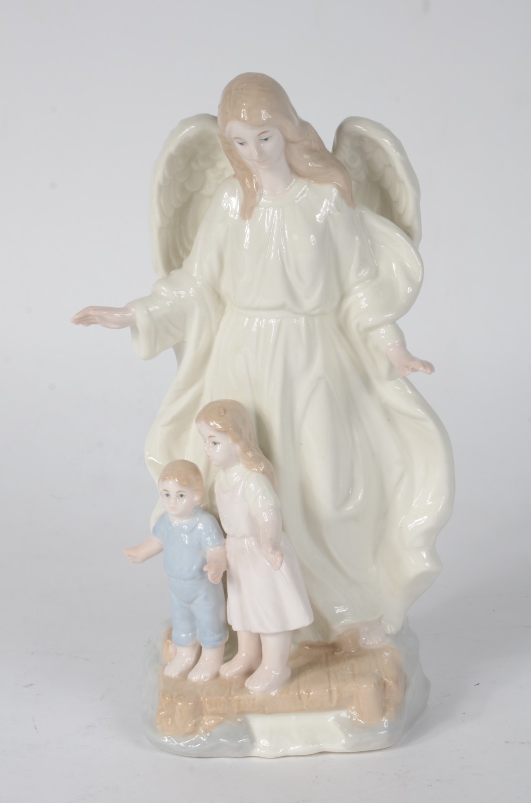 Estatueta de porcelana policromada representando anjo com crianças. - foto 1 de 6