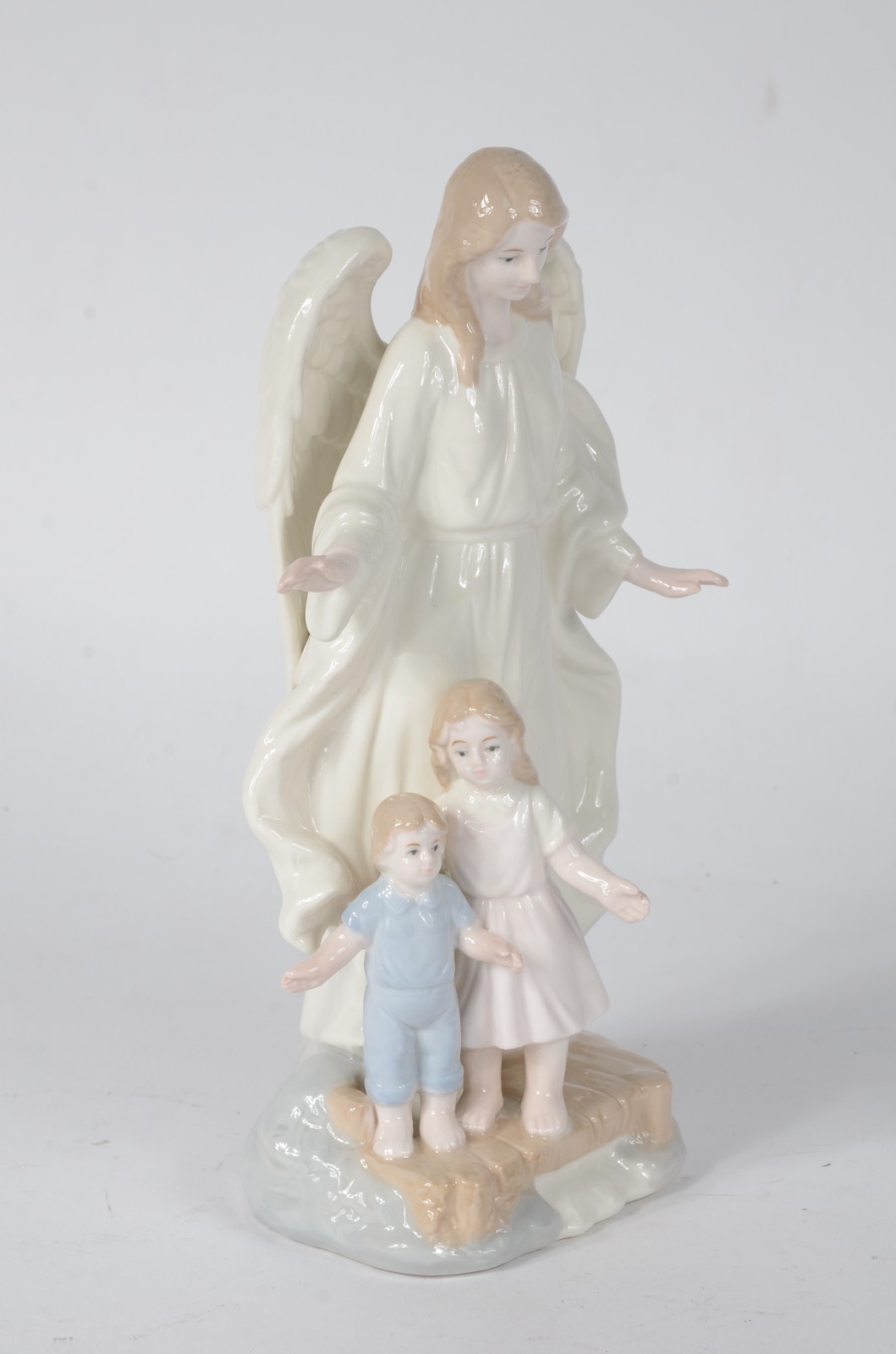 Estatueta de porcelana policromada representando anjo com crianças. - foto 2 de 6