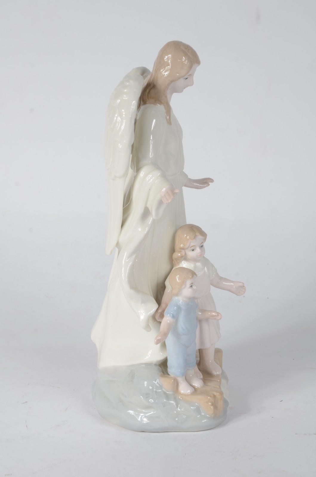 Estatueta de porcelana policromada representando anjo com crianças. - foto 3 de 6