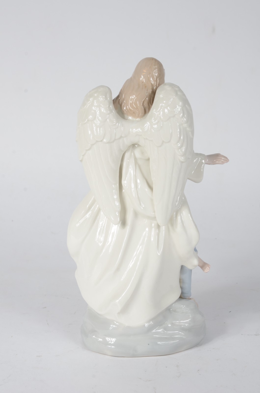 Estatueta de porcelana policromada representando anjo com crianças. - foto 4 de 6