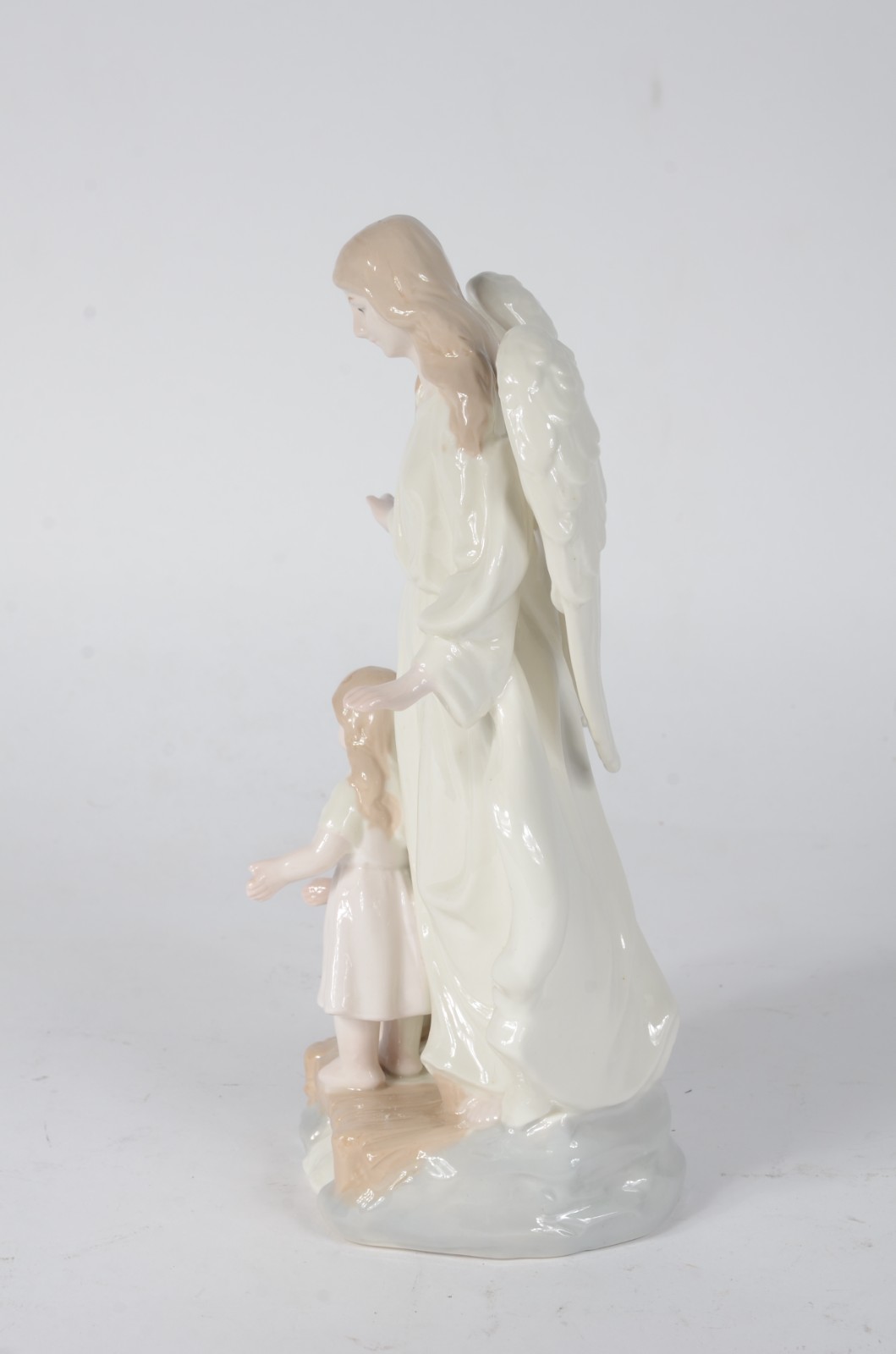 Estatueta de porcelana policromada representando anjo com crianças. - foto 5 de 6