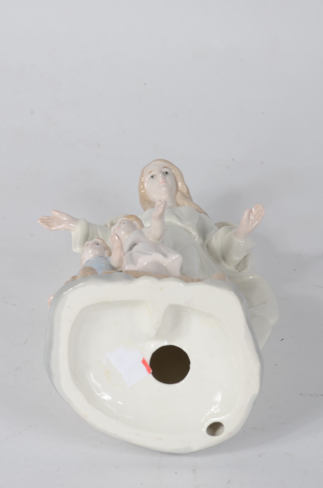 Estatueta de porcelana policromada representando anjo com crianças. - foto 6 de 6