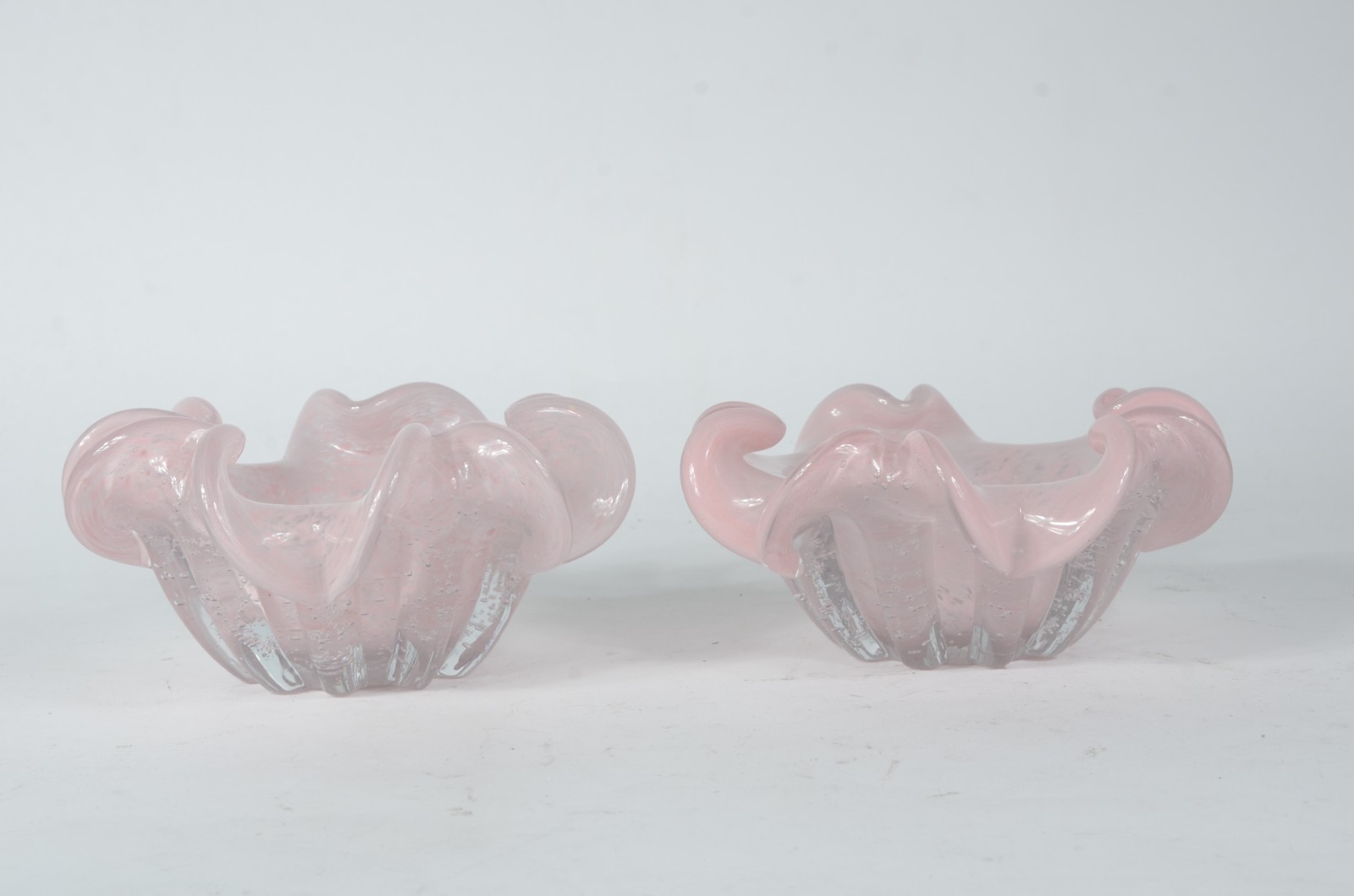 Par de bolws de vidro decorativo na cor rosa, feitio "babado". - foto 1 de 4