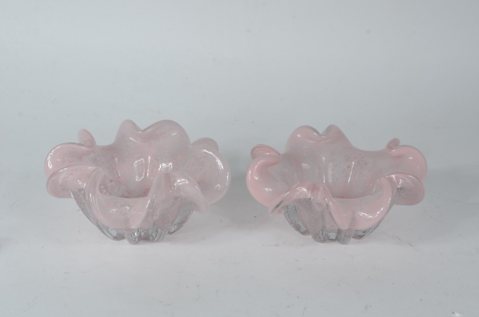 Par de bolws de vidro decorativo na cor rosa, feitio "babado". - foto 2 de 4