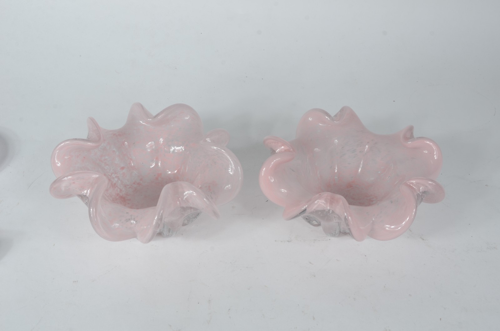 Par de bolws de vidro decorativo na cor rosa, feitio "babado". - foto 3 de 4