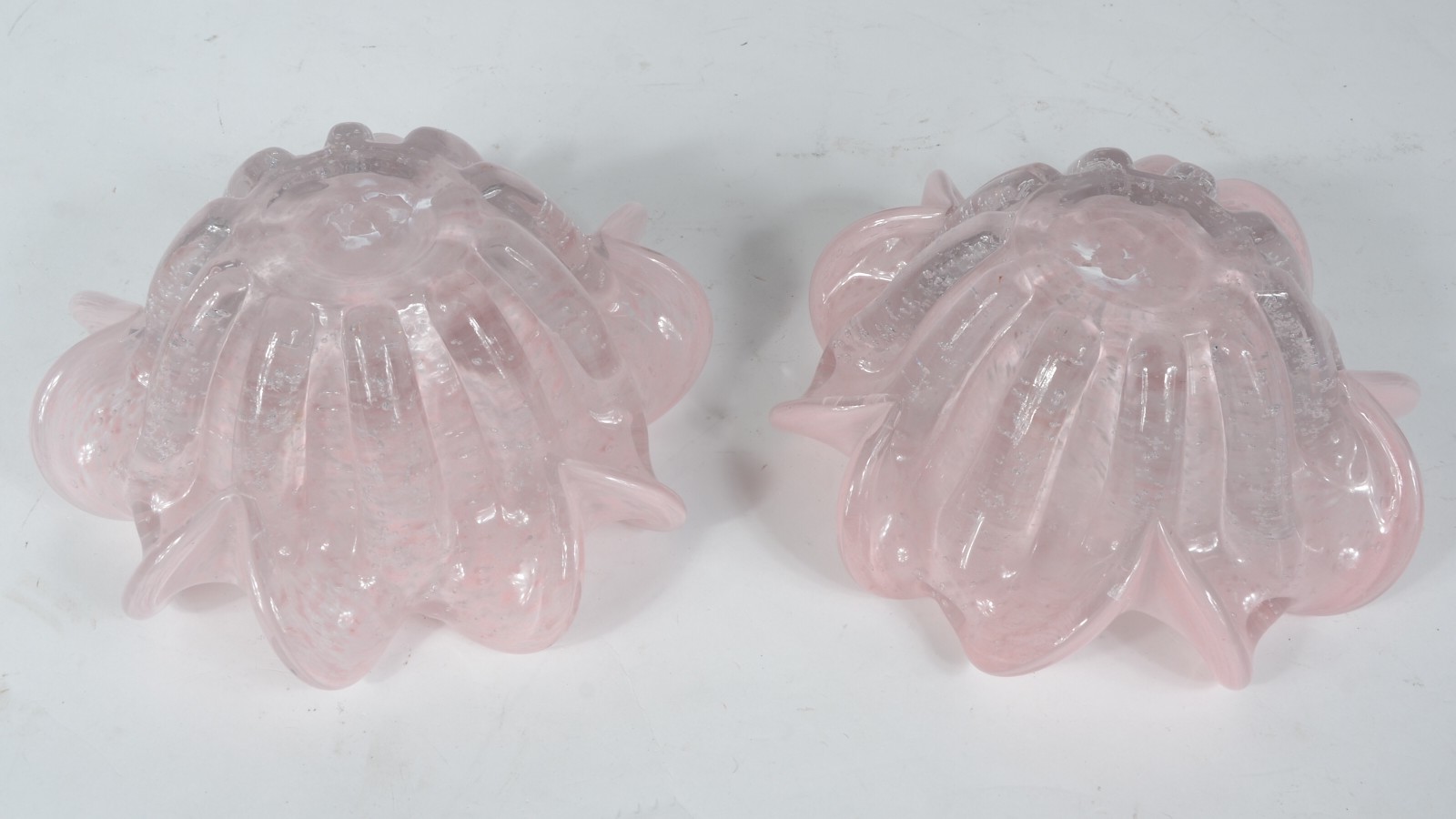 Par de bolws de vidro decorativo na cor rosa, feitio "babado". - foto 4 de 4