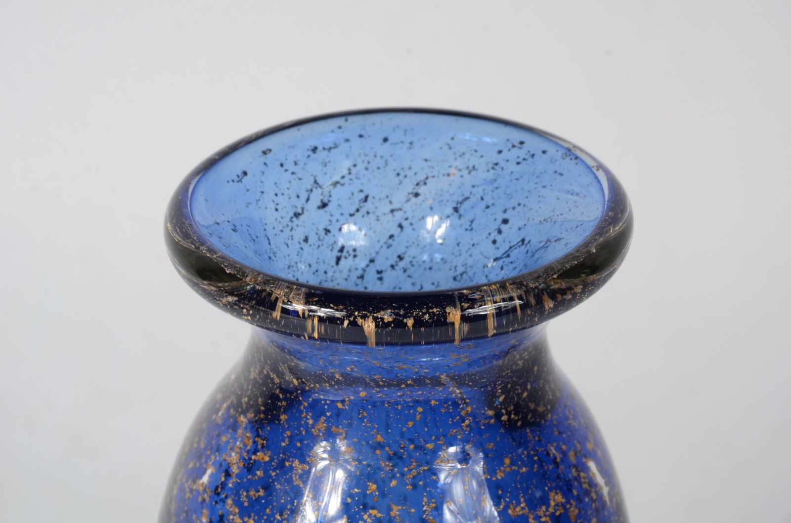 Jarro decorativo de vidro na cor azul marinho com pó de ouro - foto 2 de 3
