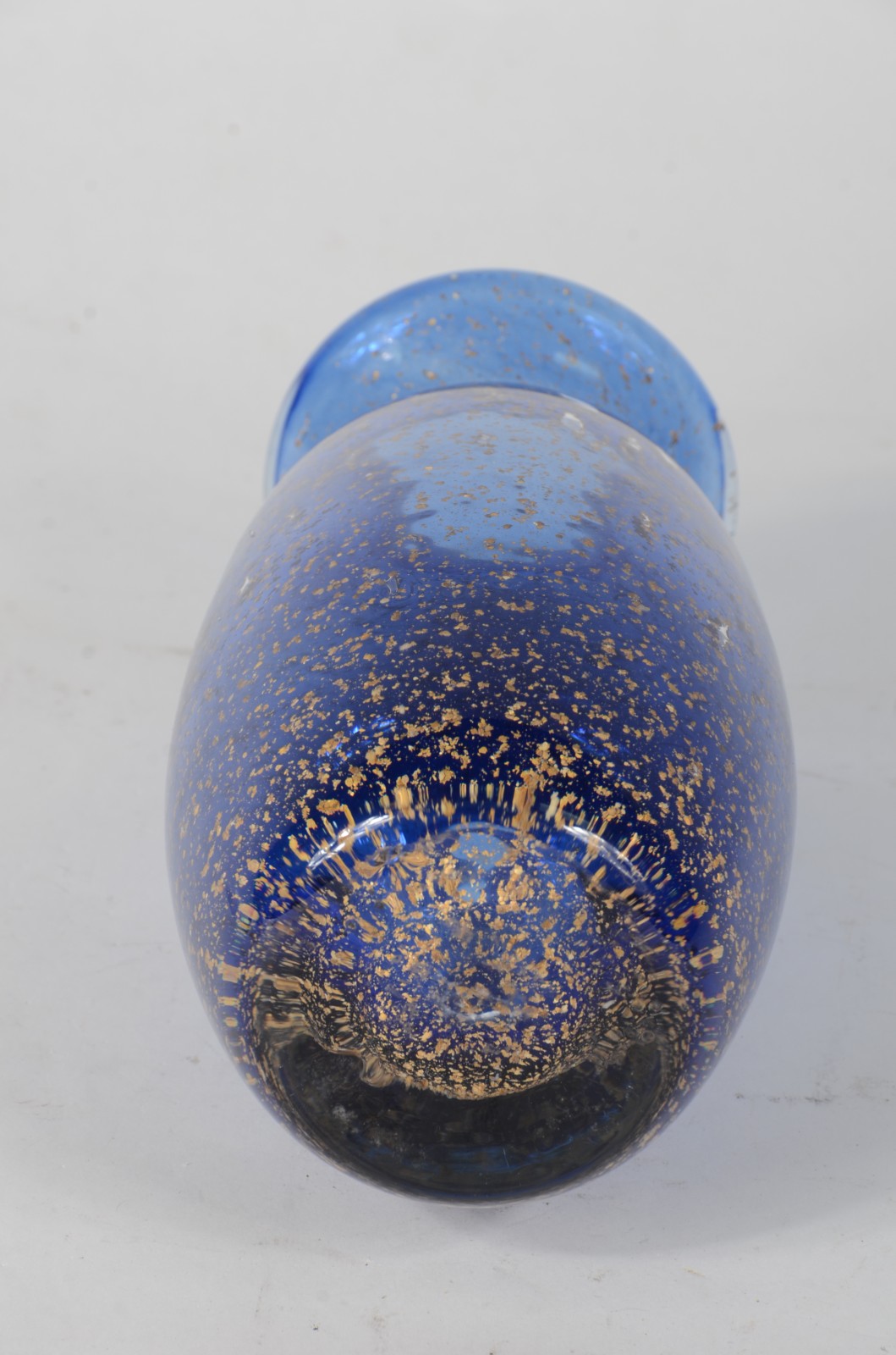 Jarro decorativo de vidro na cor azul marinho com pó de ouro - foto 3 de 3