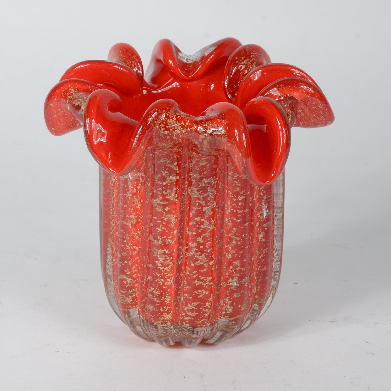 Vaso em vidro decorativo com pó de ouro na cor vermelha. - foto 1 de 3