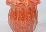 Jarro de vidro decorativo ao gosto Murano na co... - Jarro de vidro decorativo ao gosto Murano na cor laranja com pó de ouro.