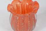 Jarro de vidro decorativo ao gosto Murano na co... - Jarro de vidro decorativo ao gosto Murano na cor laranja com pó de ouro.