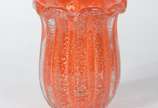 Jarro de vidro decorativo ao gosto de murano na... - Jarro de vidro decorativo ao gosto de murano na cor laranja com pó de ouro.