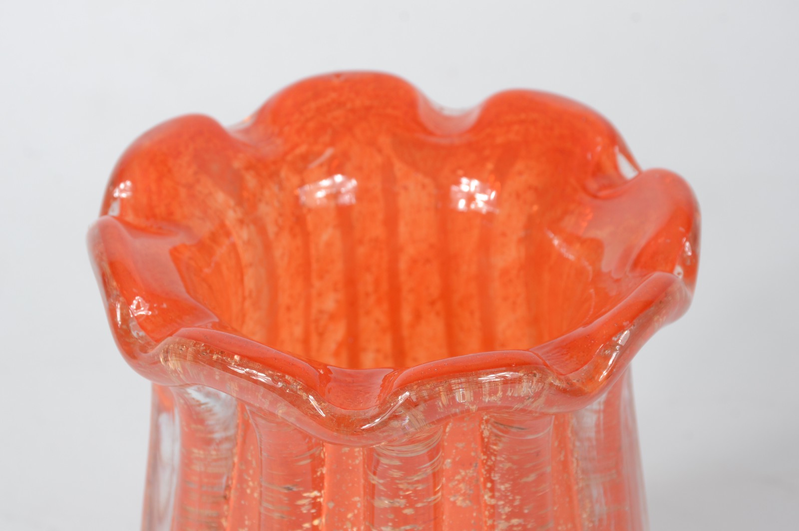 Jarro de vidro decorativo ao gosto de murano na cor laranja com pó de... - foto 2 de 3