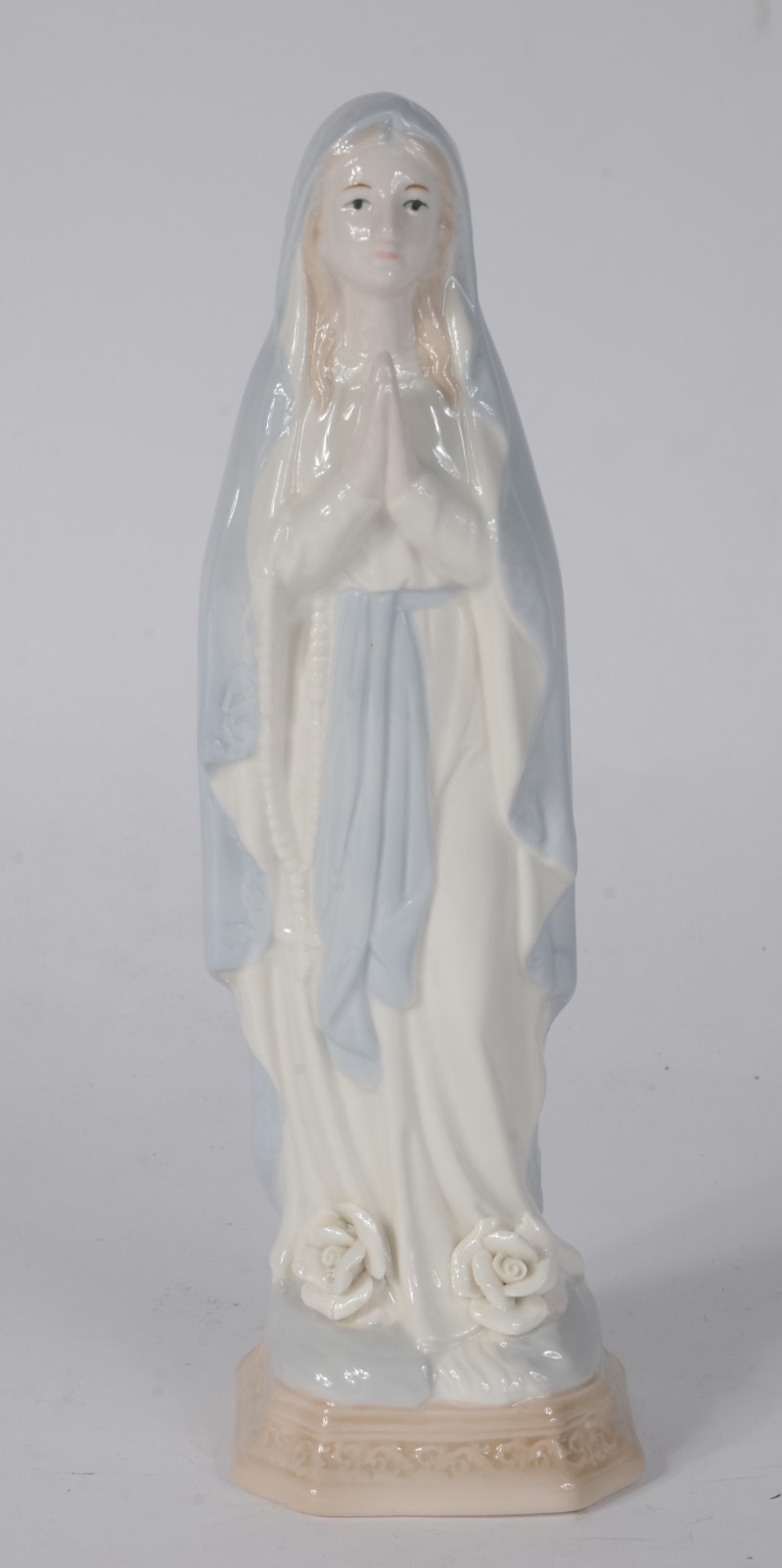 Estatueta de porcelana policromada representando "Virgem Maria". - foto 1 de 7