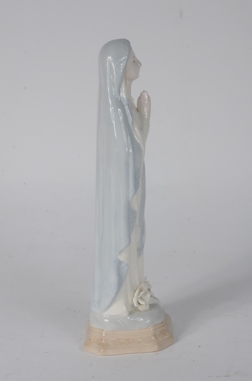 Estatueta de porcelana policromada representando "Virgem Maria". - foto 4 de 7