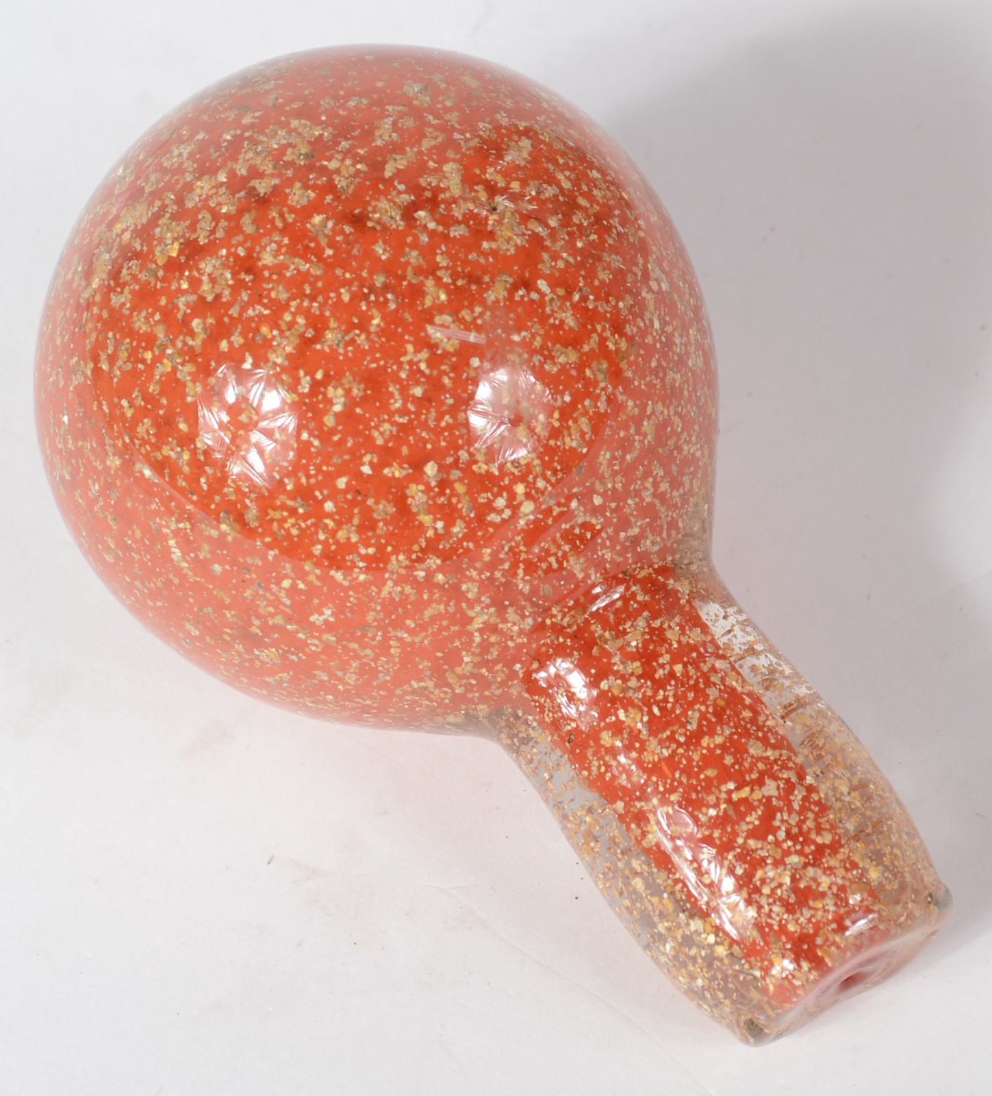 Garrafa com tampa de vidro decorativo na cor laranja com pó de ouro. - foto 3 de 4