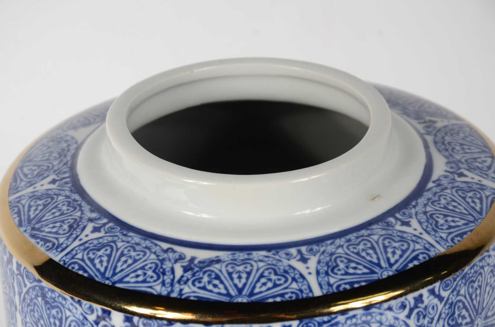 Potiche de porcelana azul e branca com frisos dourados - foto 3 de 4