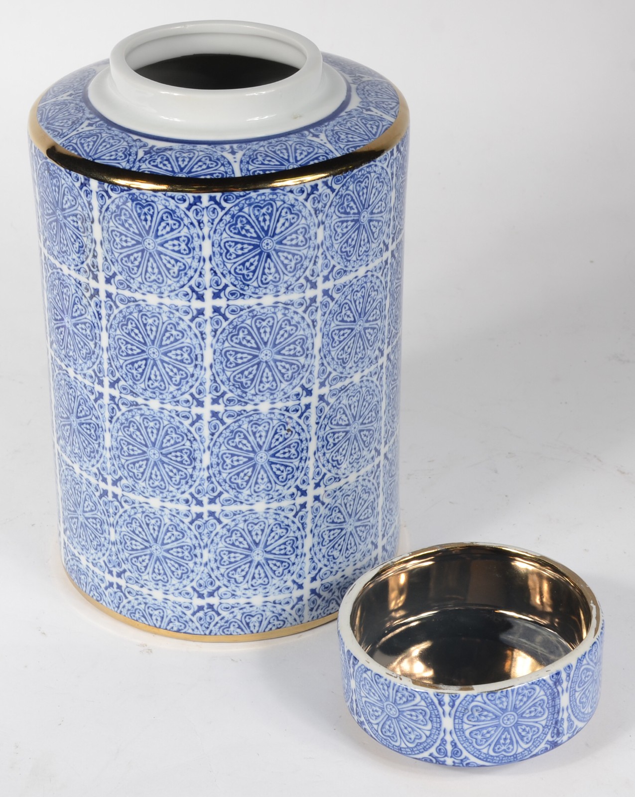 Potiche de porcelana azul e branca com frisos dourados - foto 2 de 4