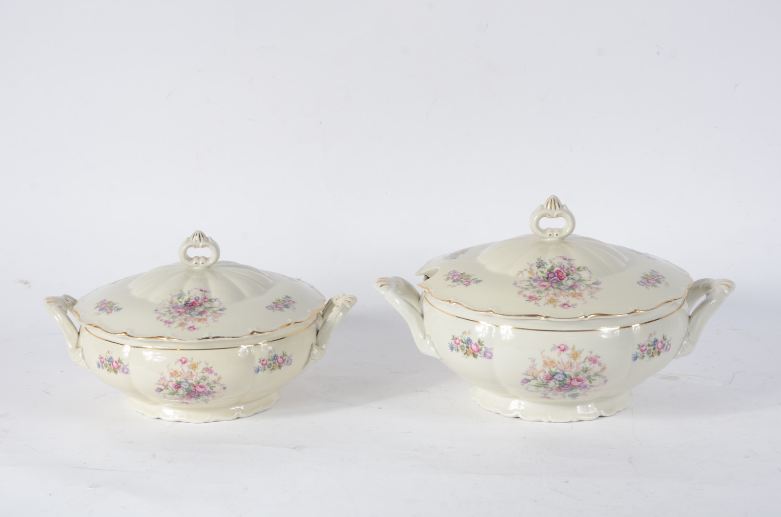 Aparelho de jantar de porcelana tcheca, decoração floral em... - foto 7 de 10