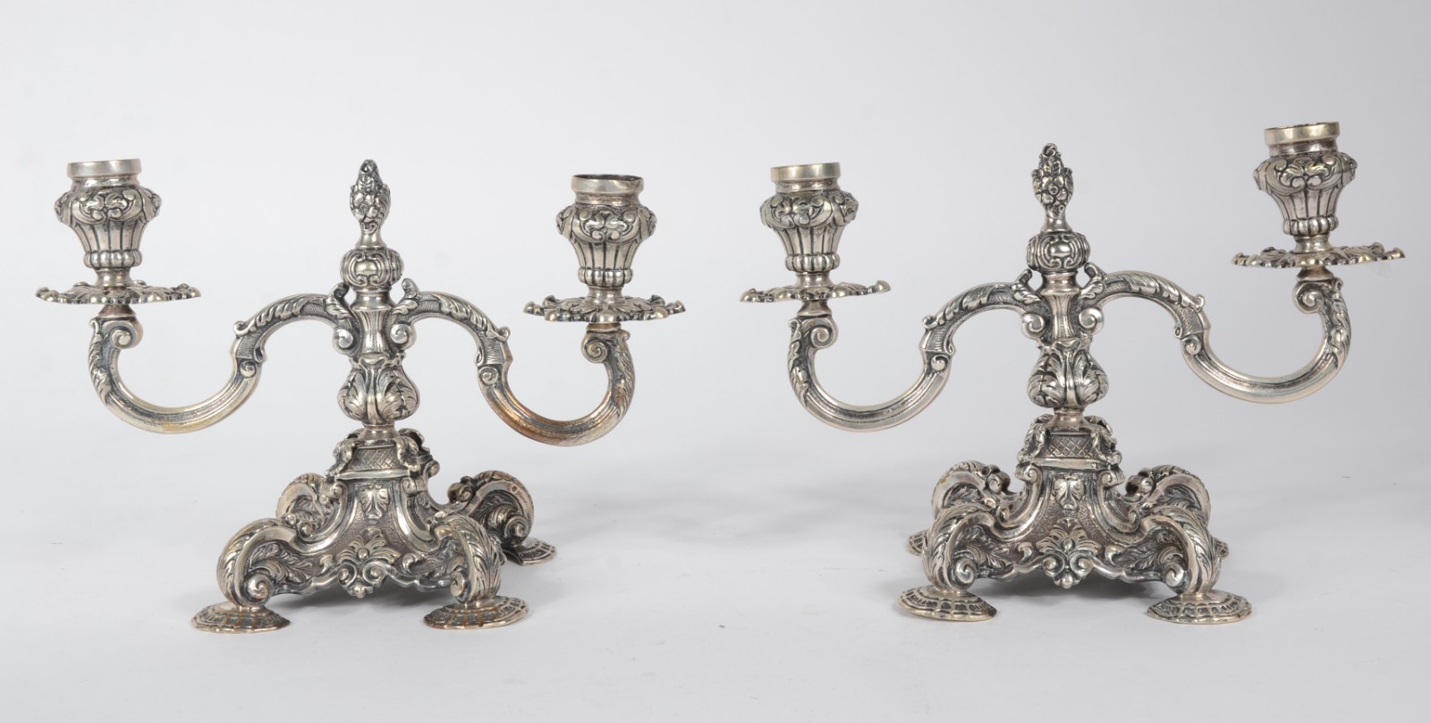 Par de candelabros para 2 velas cada de prata contrastada... - foto 1 de 8
