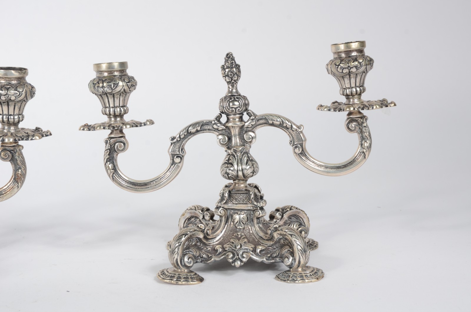 Par de candelabros para 2 velas cada de prata contrastada... - foto 2 de 8