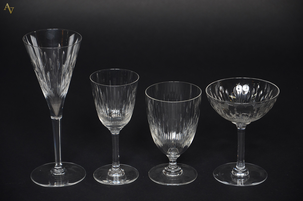 Serviço de cristal lapidado, sendo: 12 cálices para vinho tinto, 10... - foto 1 de 2
