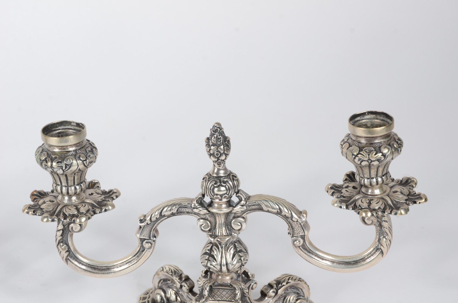 Par de candelabros para 2 velas cada de prata contrastada... - foto 3 de 8
