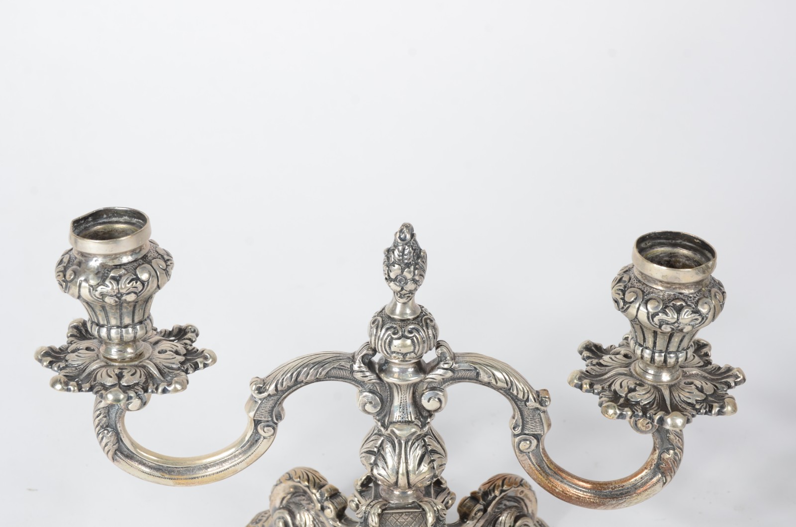 Par de candelabros para 2 velas cada de prata contrastada... - foto 4 de 8