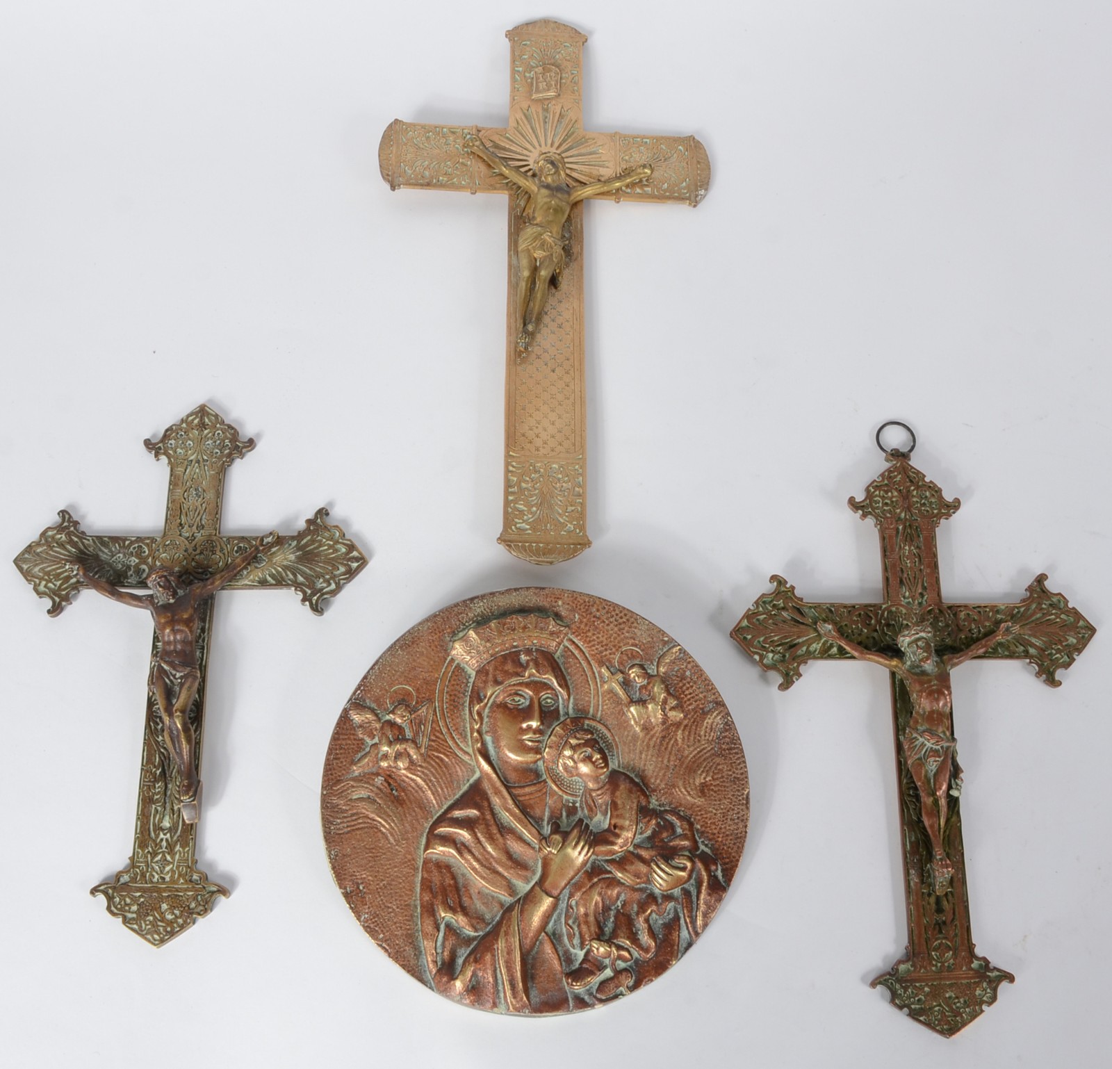 Lote com 4 peças sacras, sendo 3 crucifixos com figuras de Cristo e... - foto 1 de 6