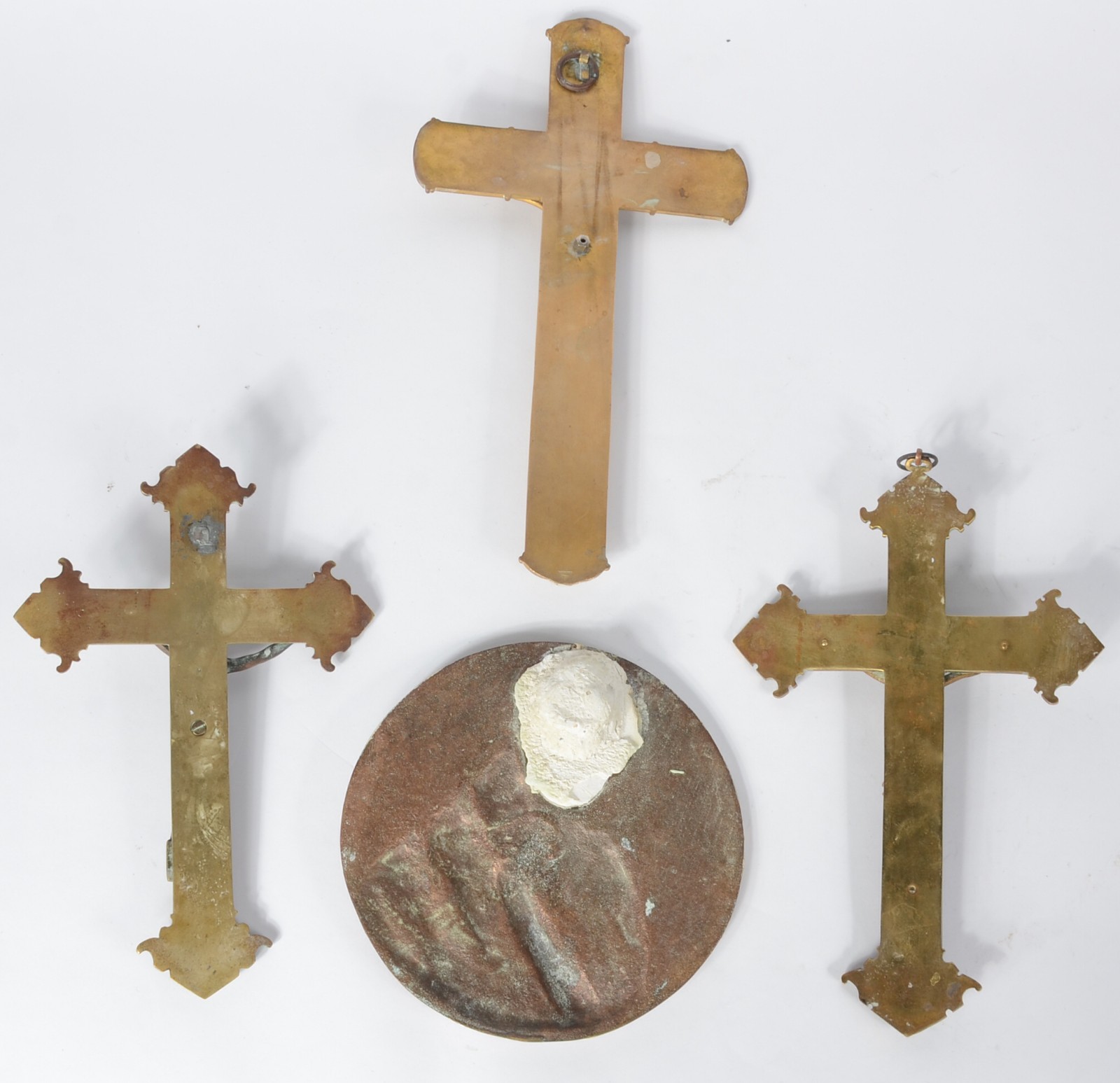 Lote com 4 peças sacras, sendo 3 crucifixos com figuras de Cristo e... - foto 6 de 6