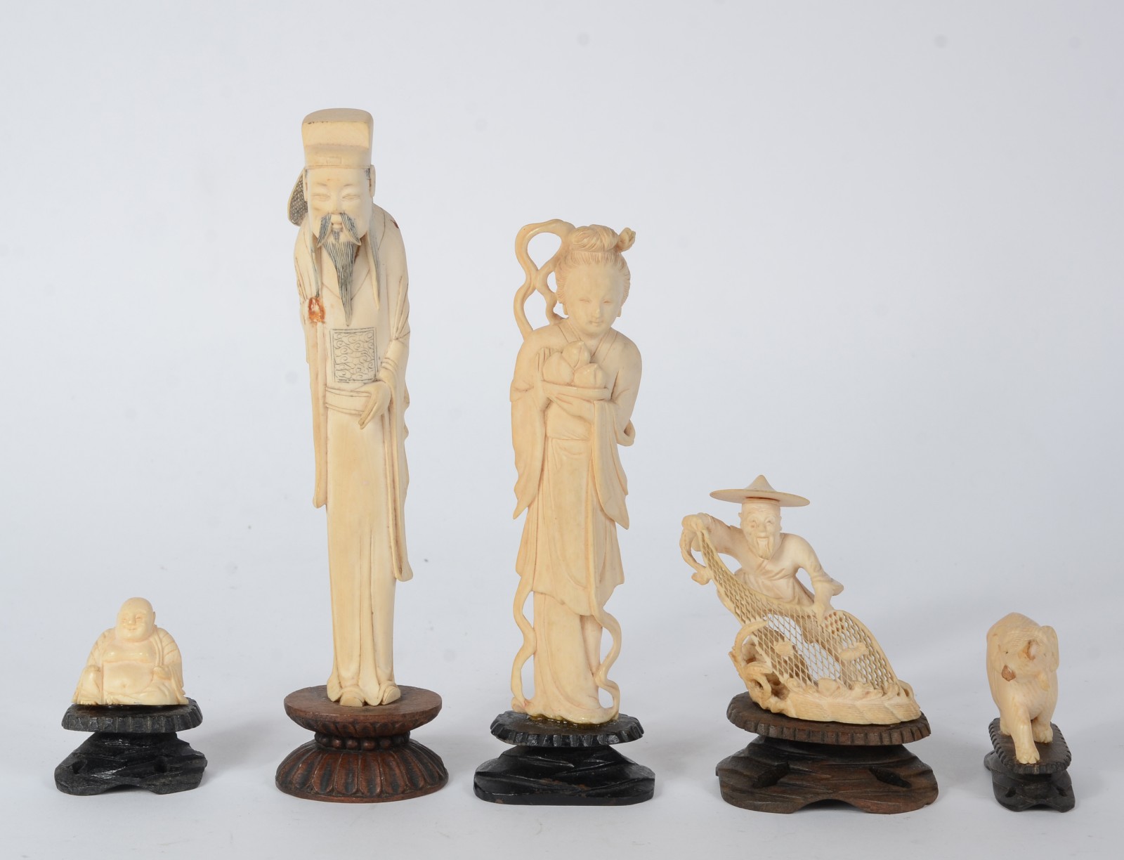 Cinco estatuetas diversas de marfim representando gueixa, sábio... - foto 1 de 7