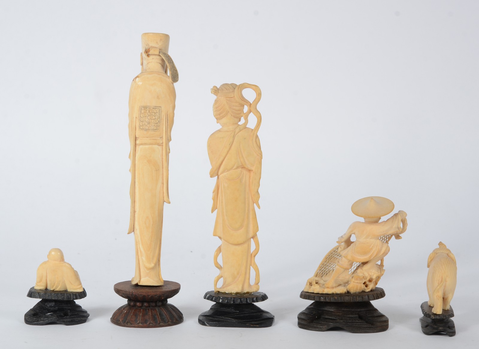 Cinco estatuetas diversas de marfim representando gueixa, sábio... - foto 4 de 7