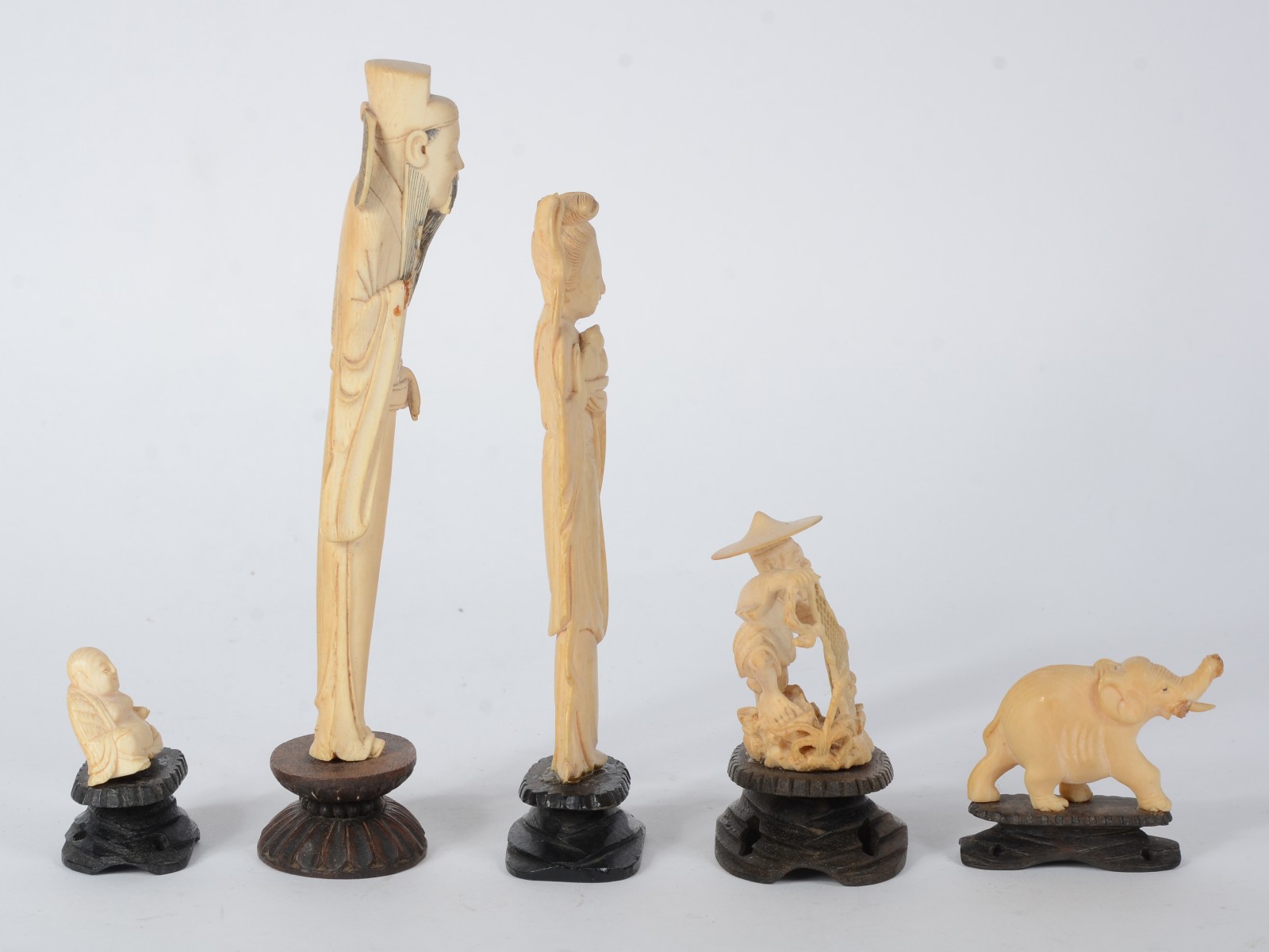 Cinco estatuetas diversas de marfim representando gueixa, sábio... - foto 2 de 7