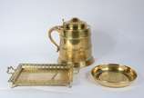 Tres peças diversas de metal dourado, sendo: gr... - Tres peças diversas de metal dourado, sendo: grande tankard, bandeja e bowl.