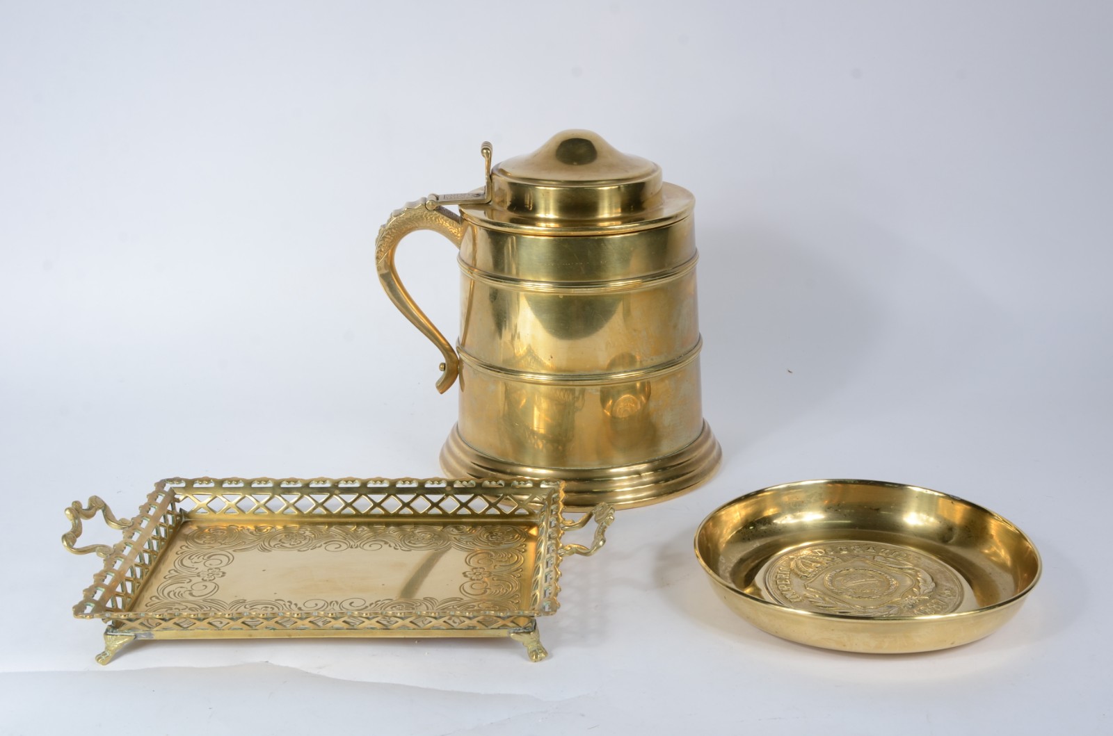 Tres peças diversas de metal dourado, sendo: grande tankard, bandeja... - foto 1 de 11