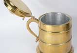 Tres peças diversas de metal dourado, sendo: gr... - Tres peças diversas de metal dourado, sendo: grande tankard, bandeja e bowl.
