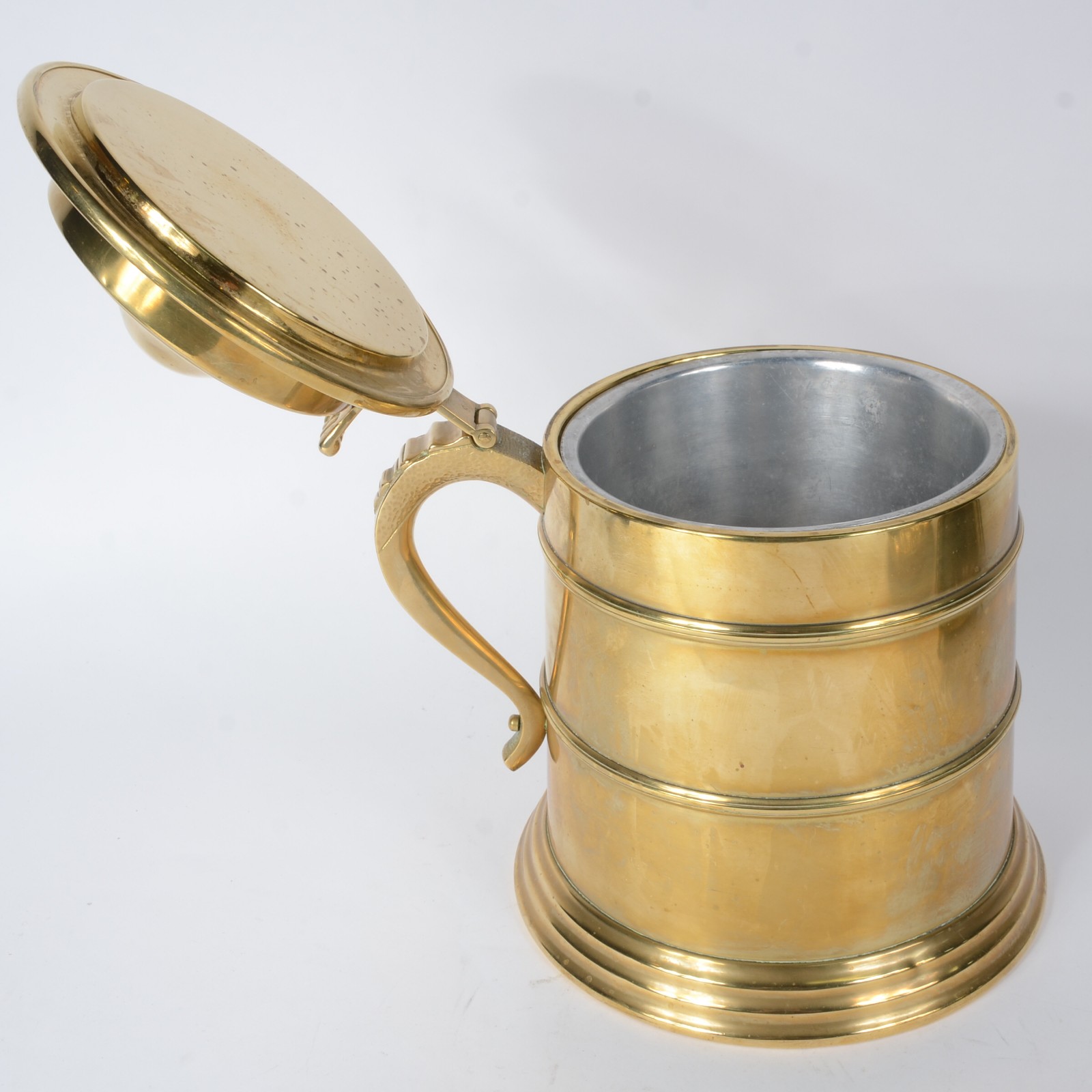 Tres peças diversas de metal dourado, sendo: grande tankard, bandeja... - foto 2 de 11