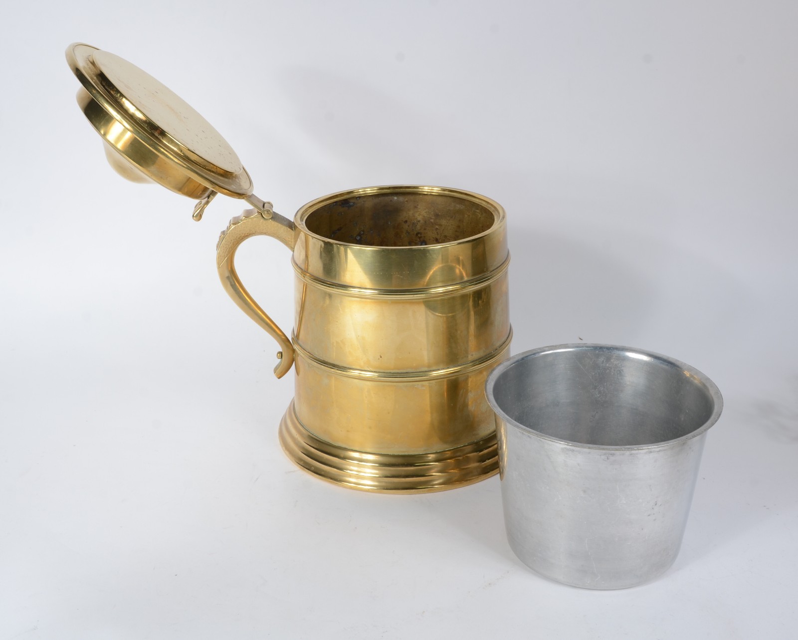 Tres peças diversas de metal dourado, sendo: grande tankard, bandeja... - foto 3 de 11