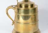 Tres peças diversas de metal dourado, sendo: gr... - Tres peças diversas de metal dourado, sendo: grande tankard, bandeja e bowl.